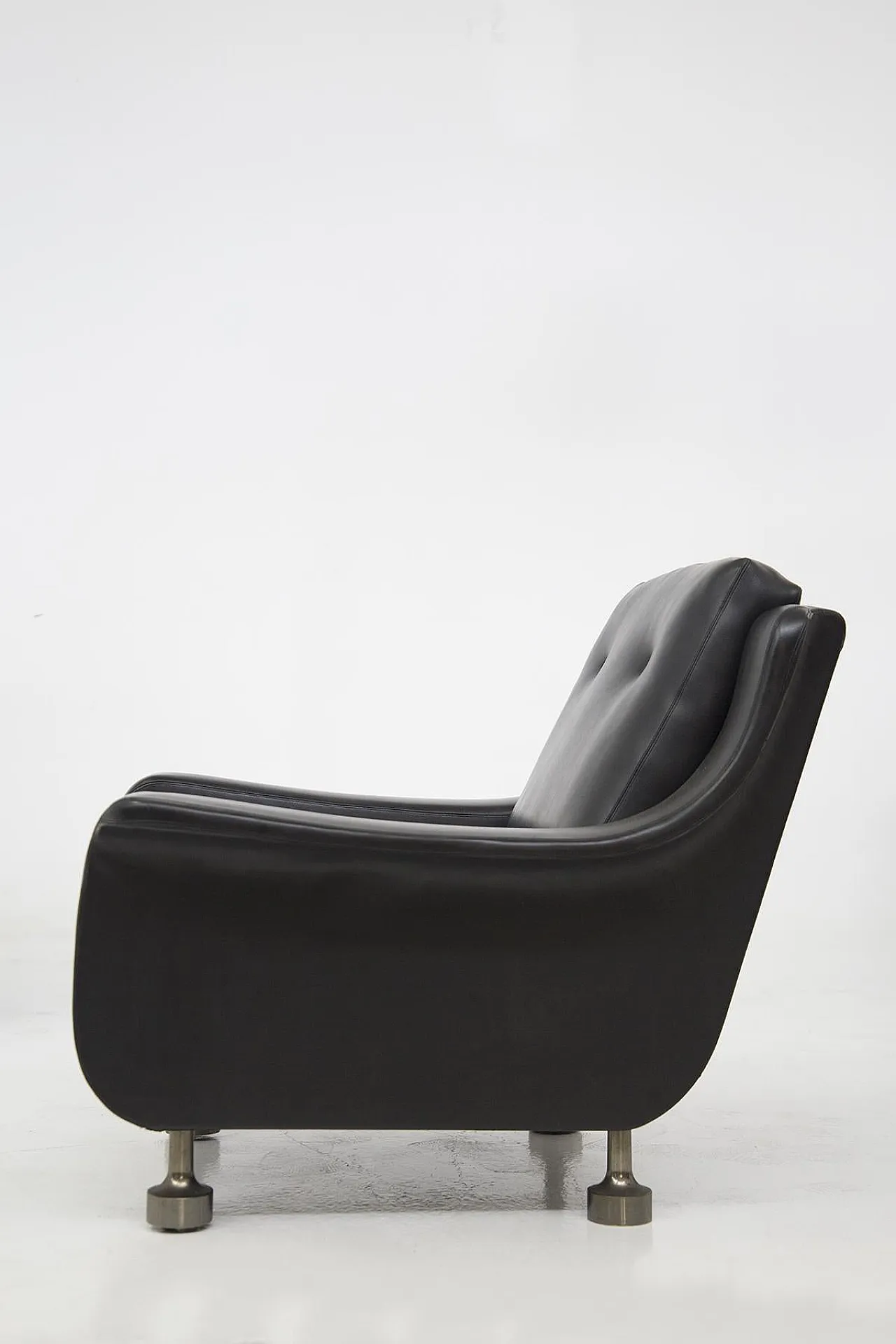 Pair of black leather armchairs qttr. to Luigi Caccia Dominioni, 1960s 3