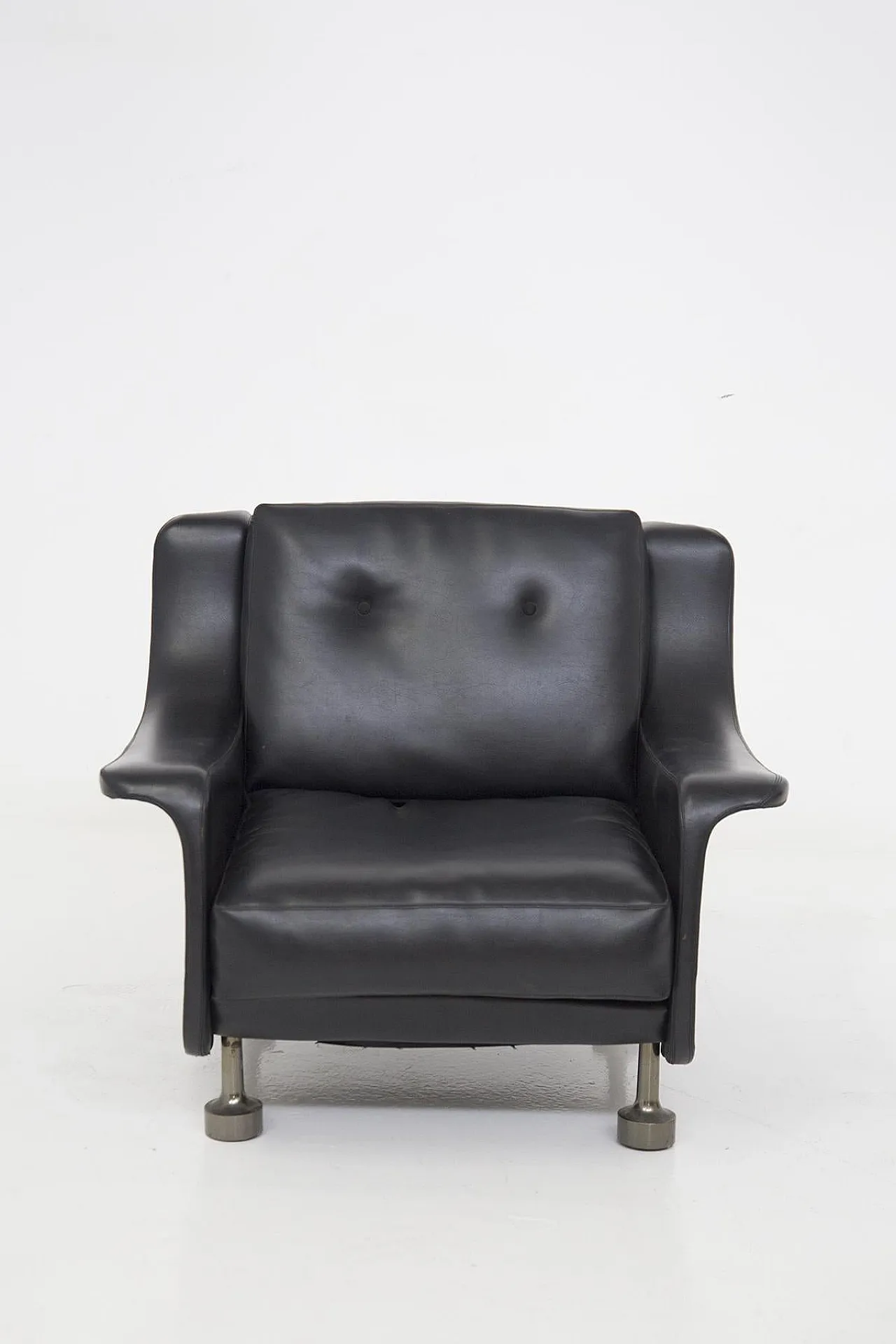 Pair of black leather armchairs qttr. to Luigi Caccia Dominioni, 1960s 4