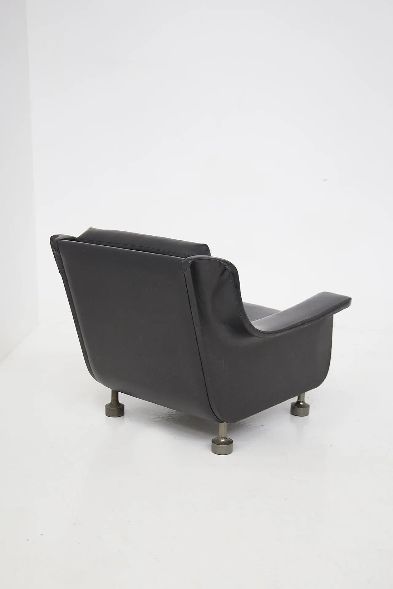 Pair of black leather armchairs qttr. to Luigi Caccia Dominioni, 1960s 7