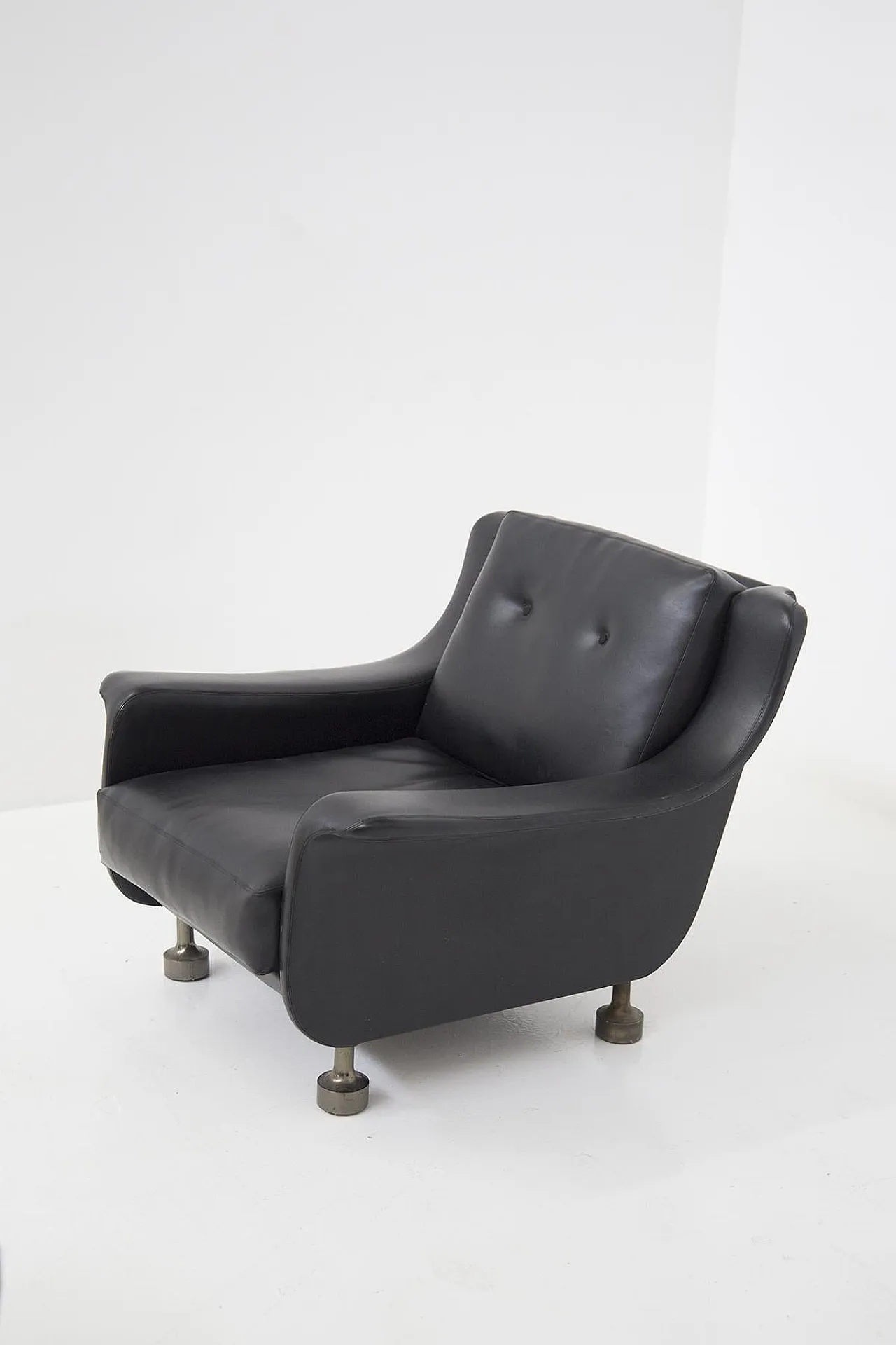 Pair of black leather armchairs qttr. to Luigi Caccia Dominioni, 1960s 9