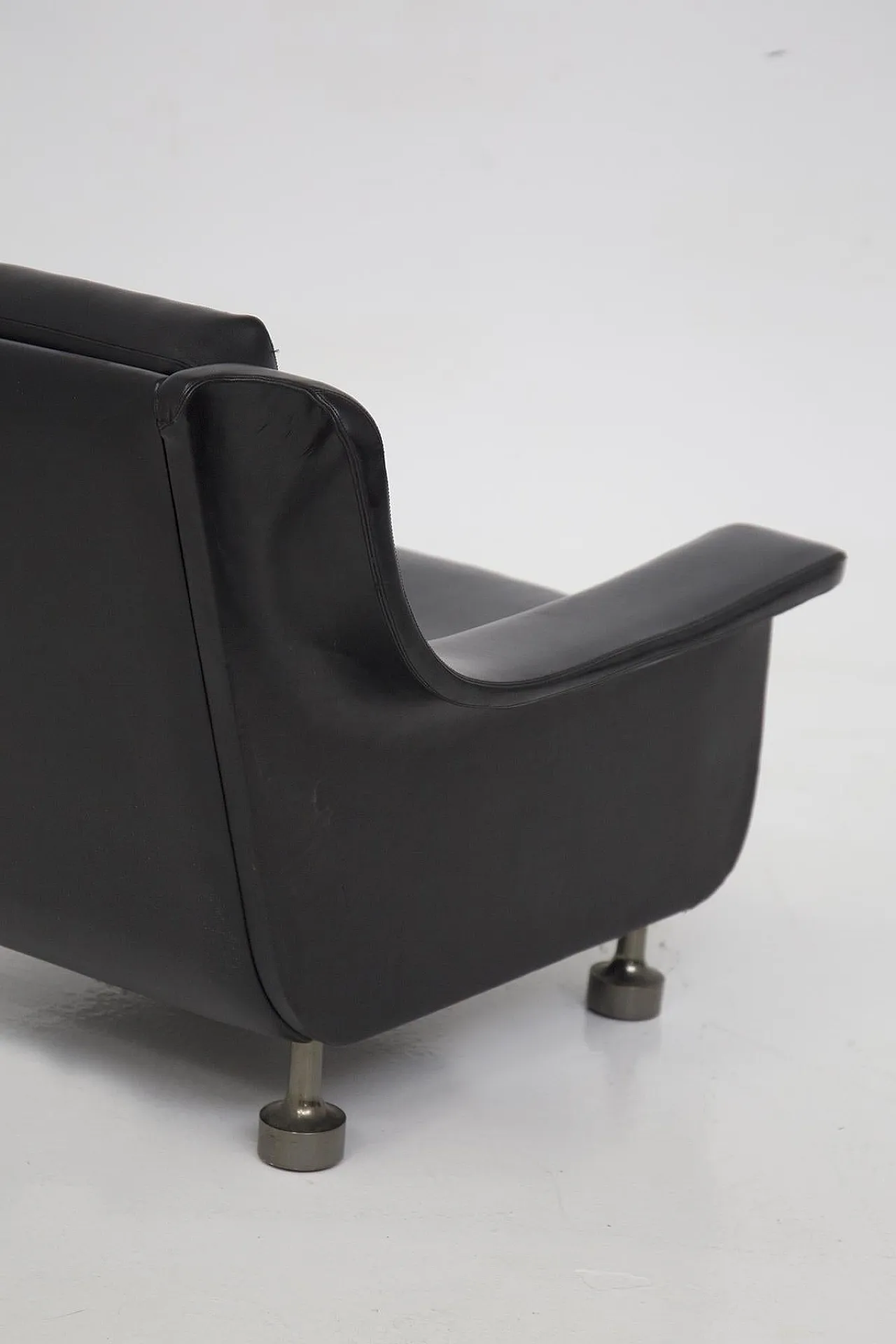 Pair of black leather armchairs qttr. to Luigi Caccia Dominioni, 1960s 10