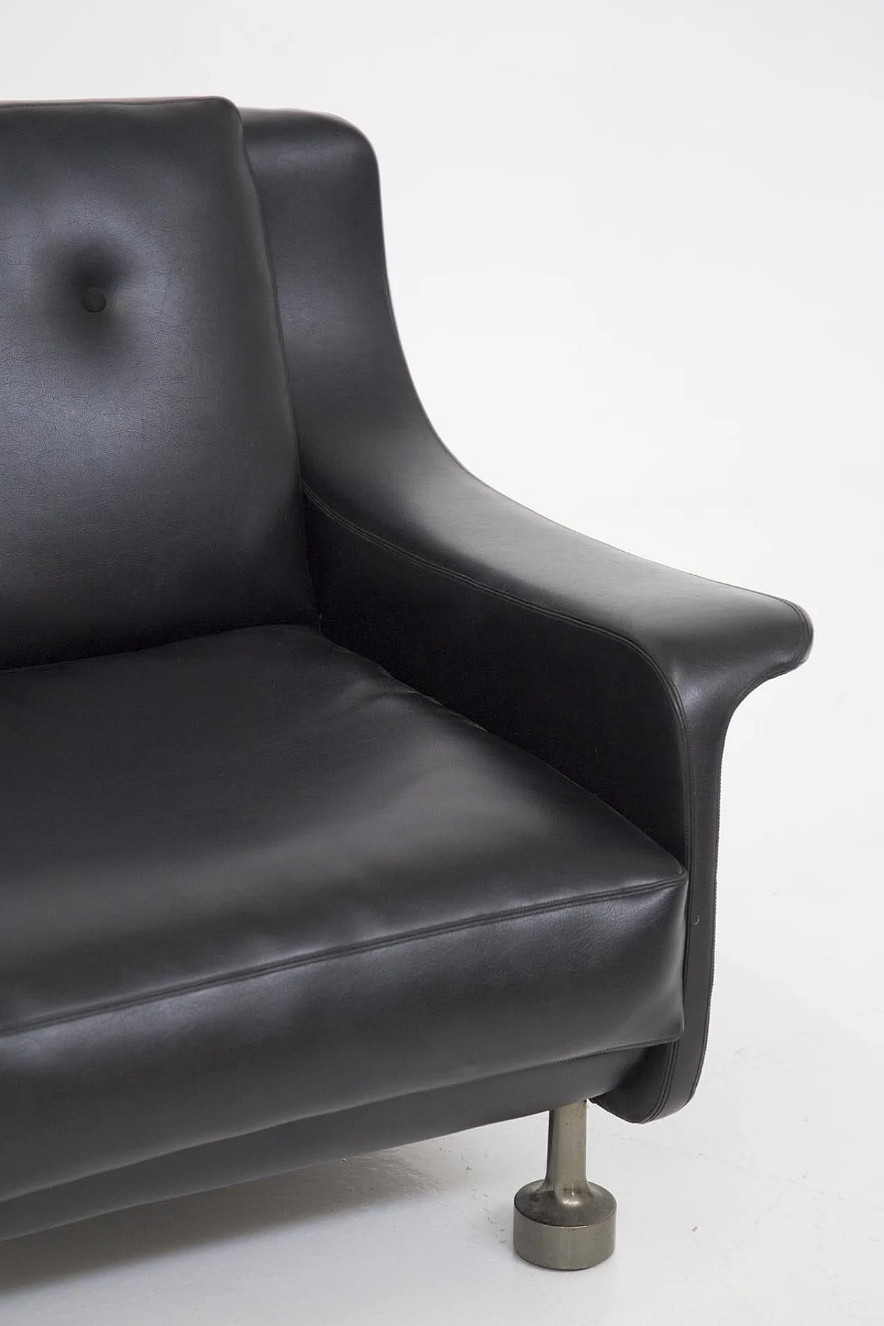 Pair of black leather armchairs qttr. to Luigi Caccia Dominioni, 1960s 11