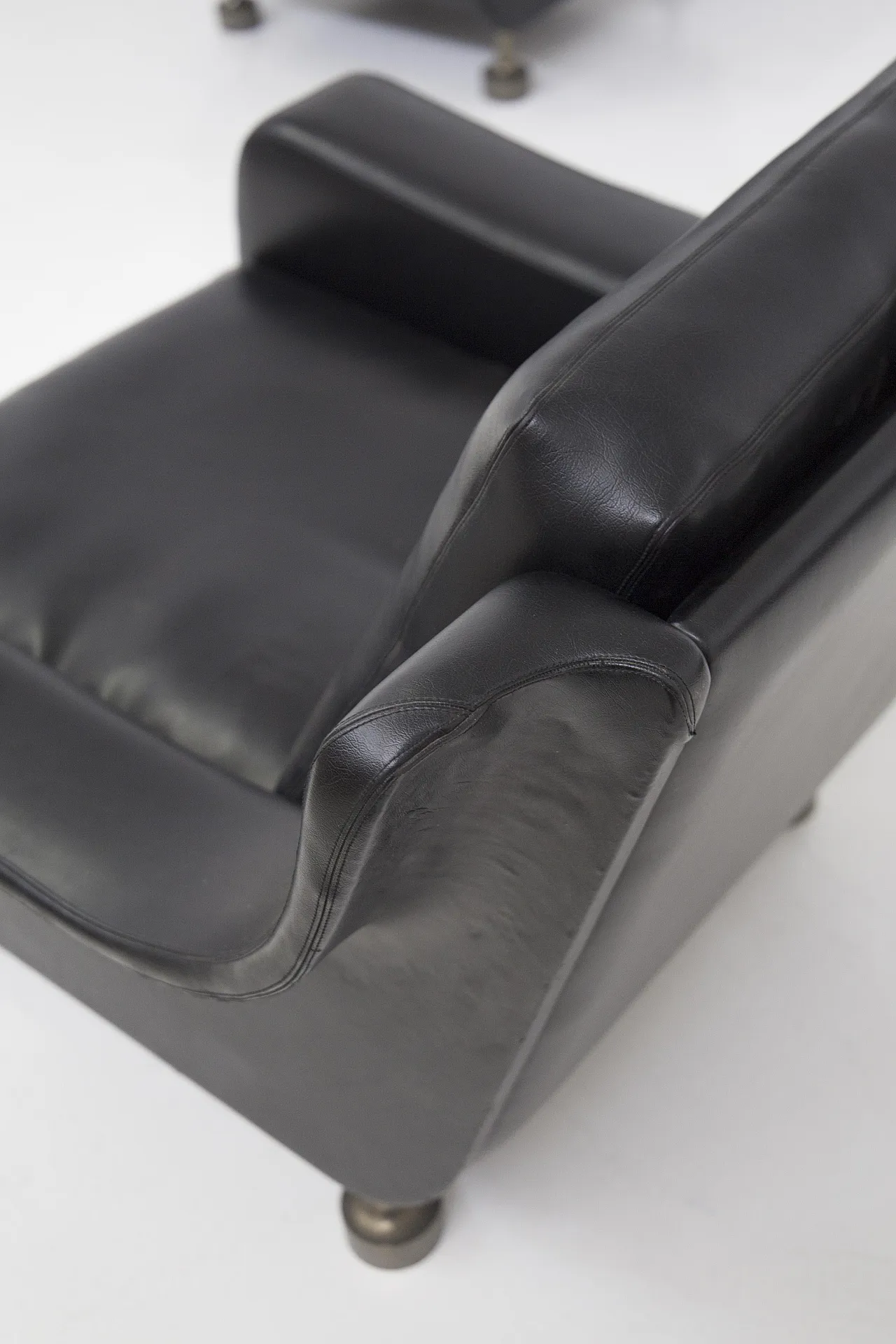 Pair of black leather armchairs qttr. to Luigi Caccia Dominioni, 1960s 12