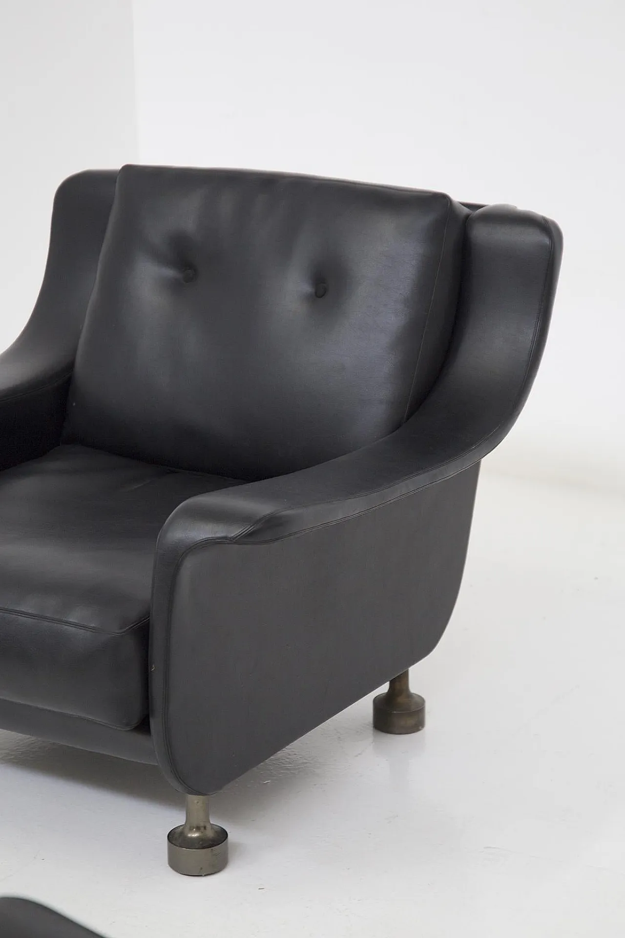 Pair of black leather armchairs qttr. to Luigi Caccia Dominioni, 1960s 14