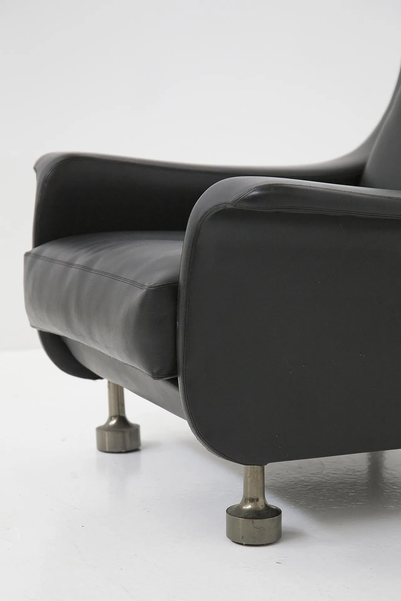 Pair of black leather armchairs qttr. to Luigi Caccia Dominioni, 1960s 15