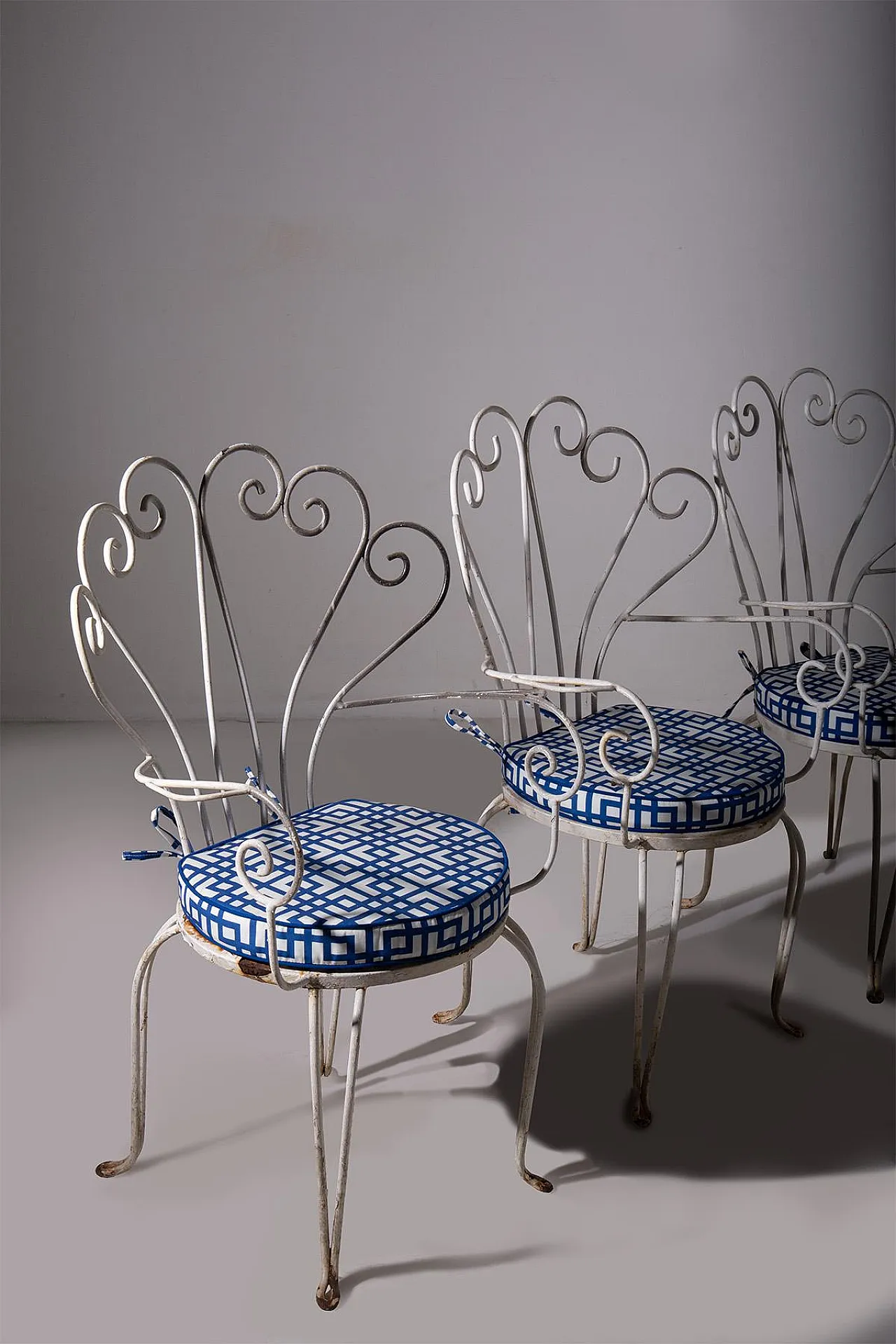 5 Varnished iron garden chairs, 1950s 2