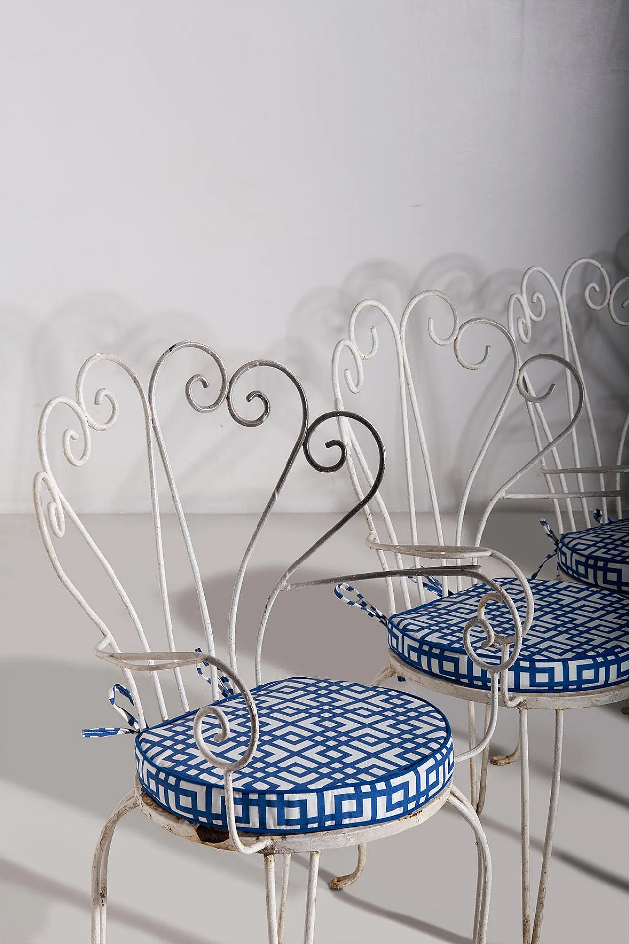 5 Varnished iron garden chairs, 1950s 5