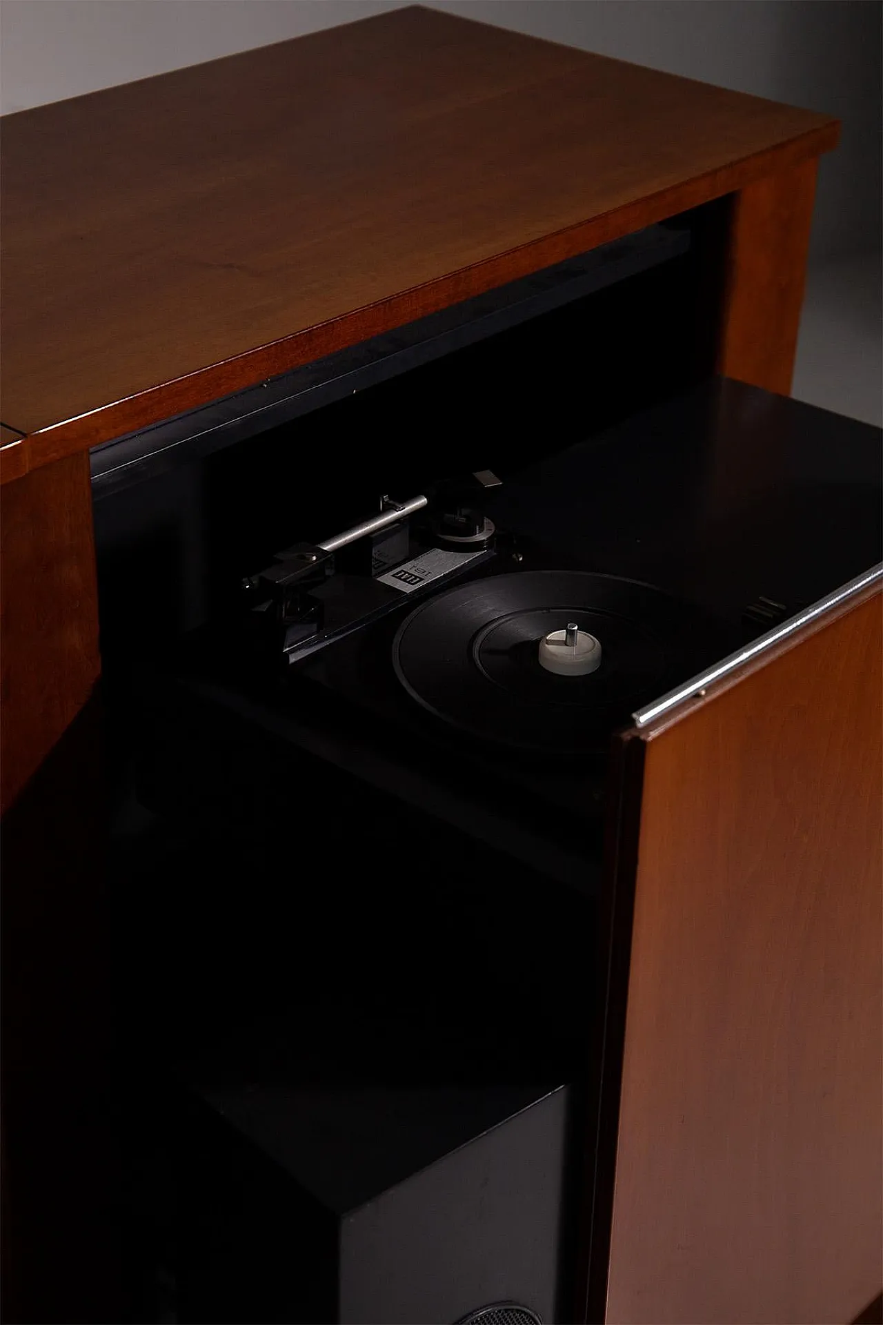 Credenza in legno con giradischi incorporato, anni '70 5