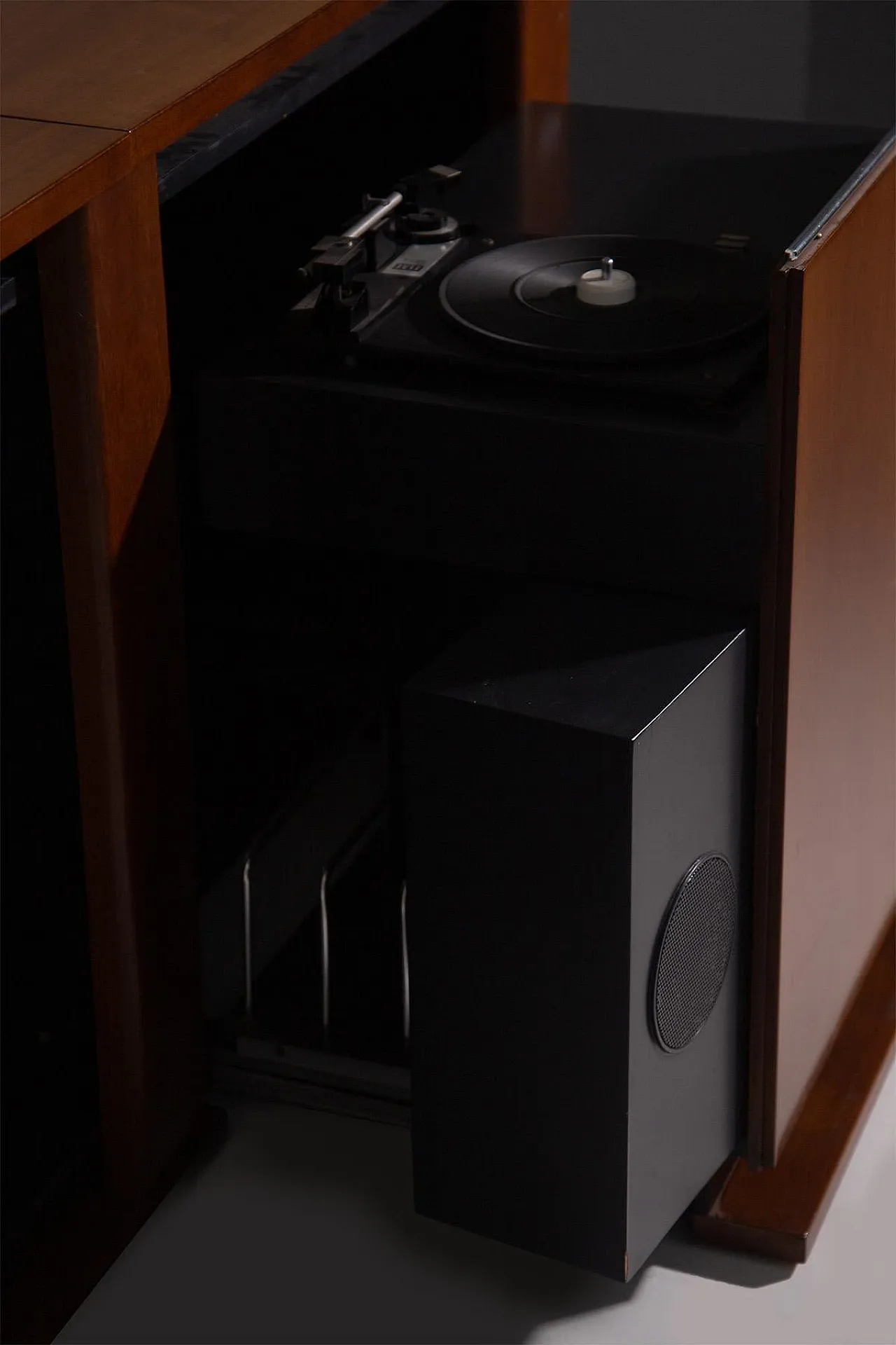 Credenza in legno con giradischi incorporato, anni '70 6