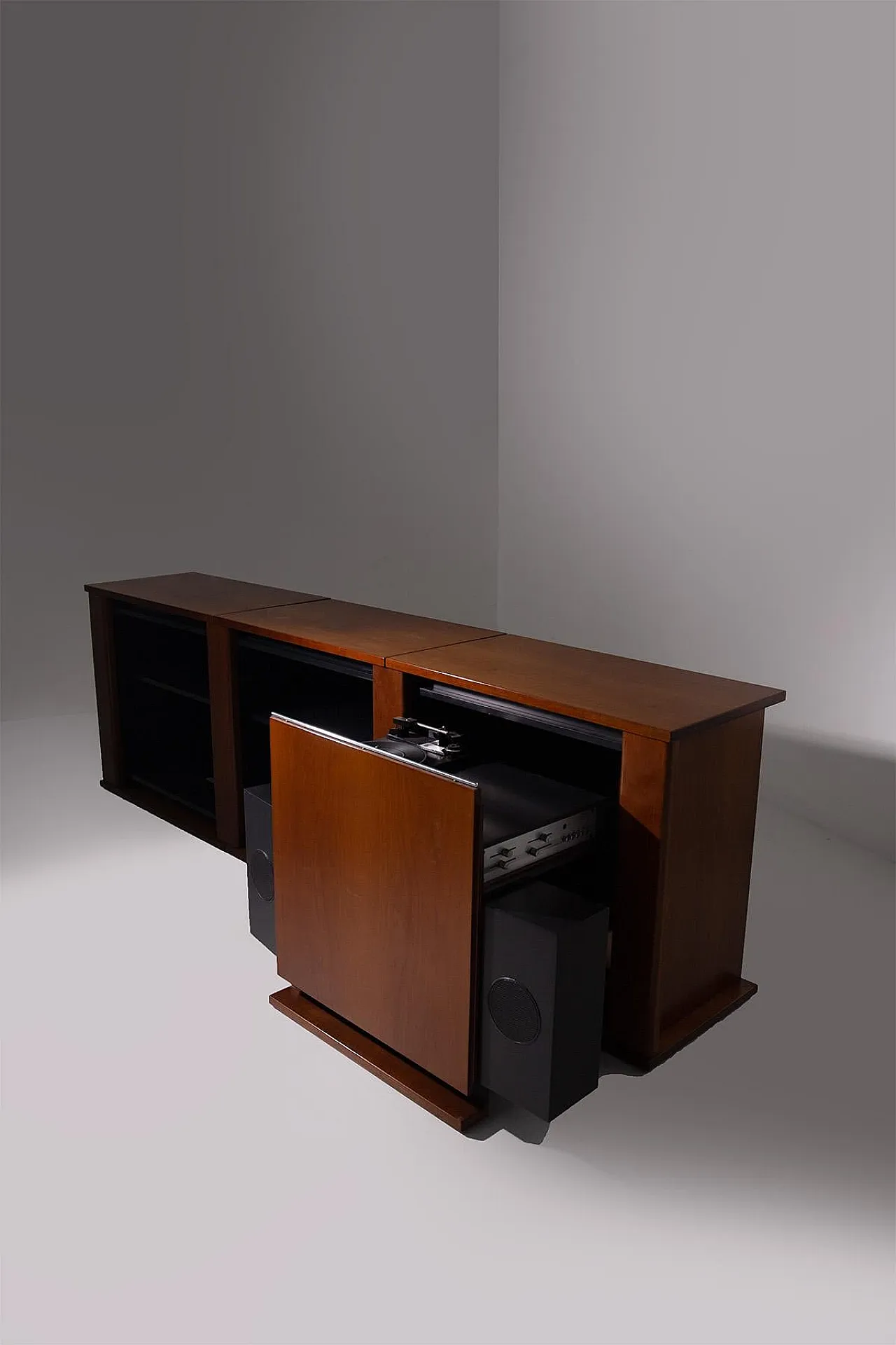 Credenza in legno con giradischi incorporato, anni '70 14