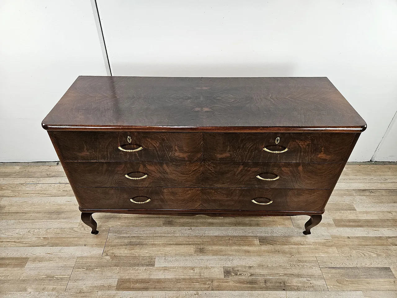 Five drawer chest of drawers in wood and brass, 1930 2