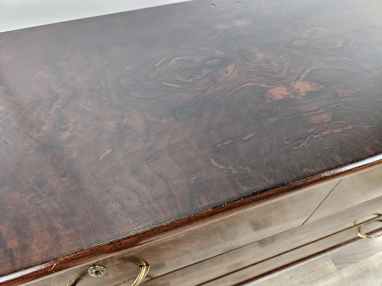 Five drawer chest of drawers in wood and brass, 1930 5