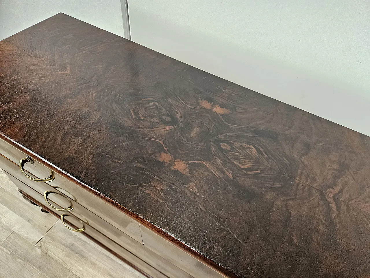 Five drawer chest of drawers in wood and brass, 1930 8