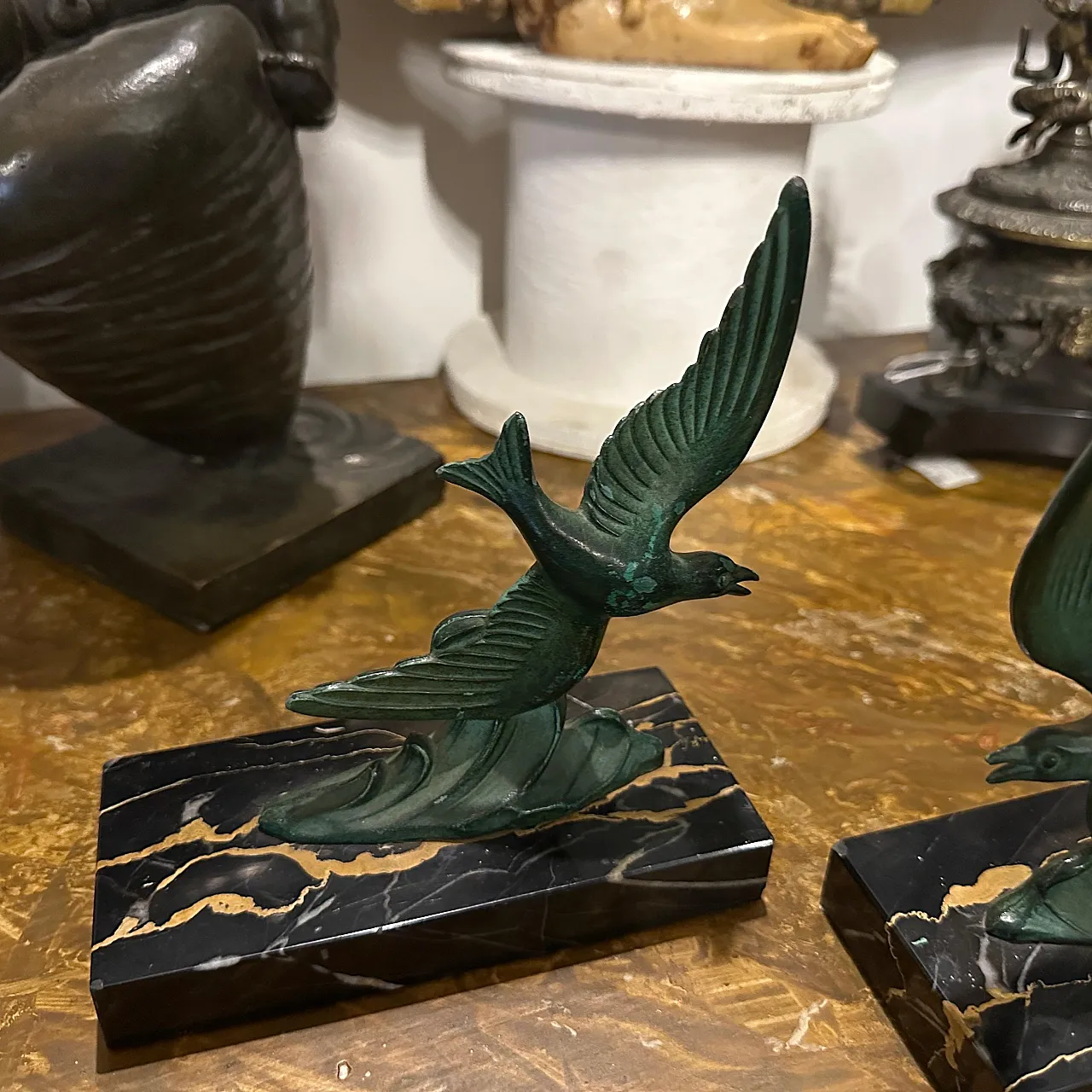 Pair of bird-shaped marble and metal bookcase holders, 1930s 2