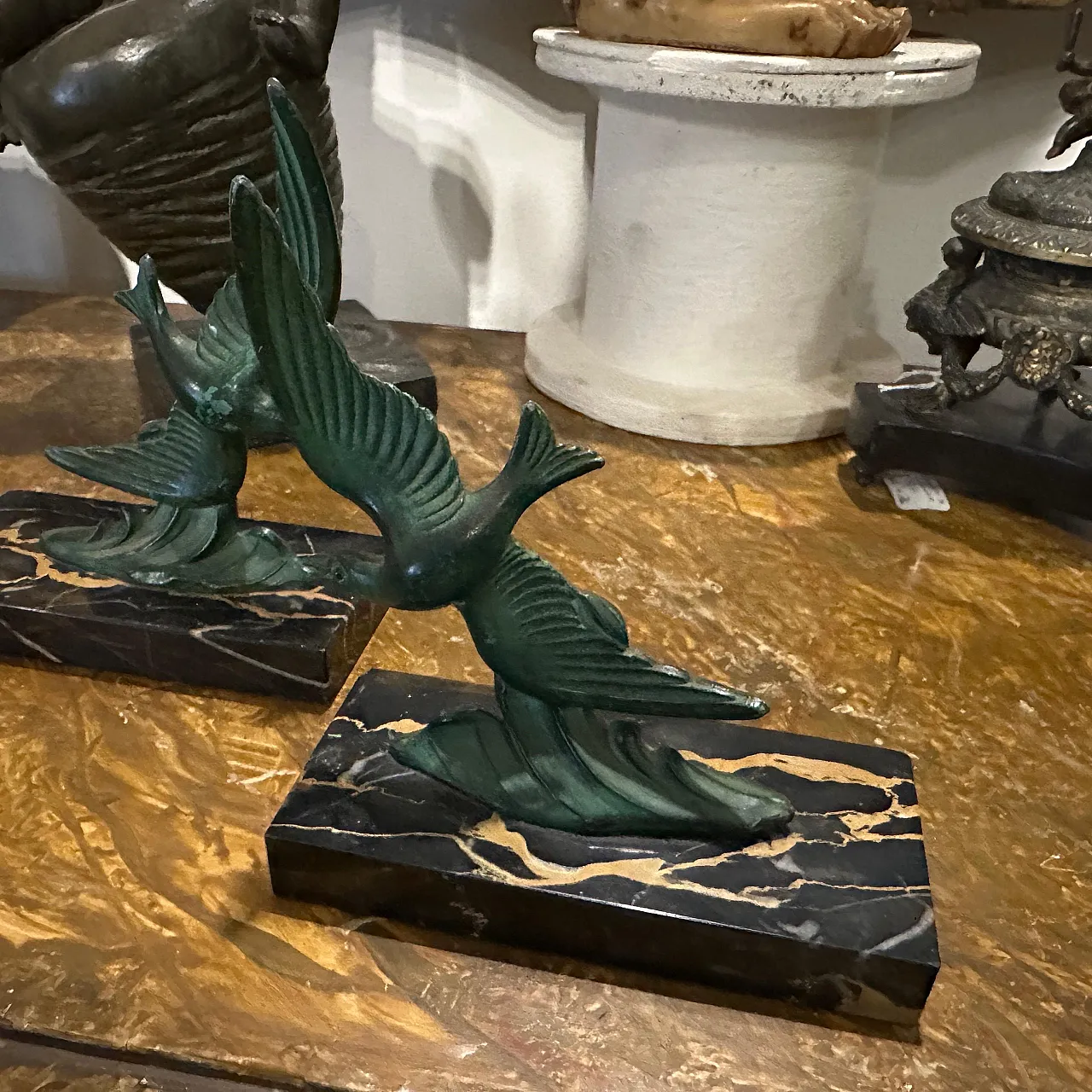 Pair of bird-shaped marble and metal bookcase holders, 1930s 5