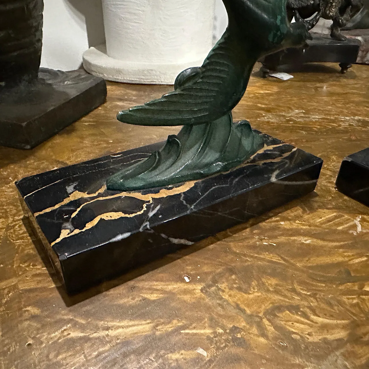 Pair of bird-shaped marble and metal bookcase holders, 1930s 7