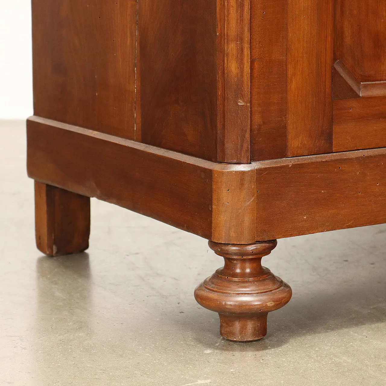 Umbertina walnut bookcase, 19th century 9