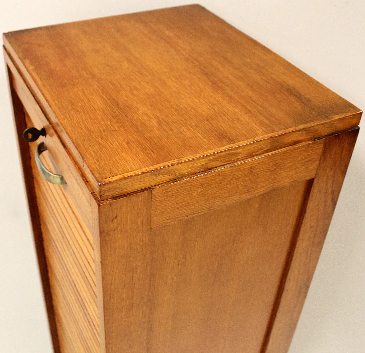 Filing archive filing cabinet with oak shutter, early '900 9