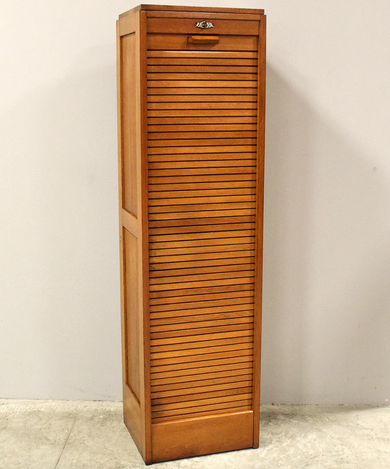 Filing archive filing cabinet with oak shutter, early '900 1