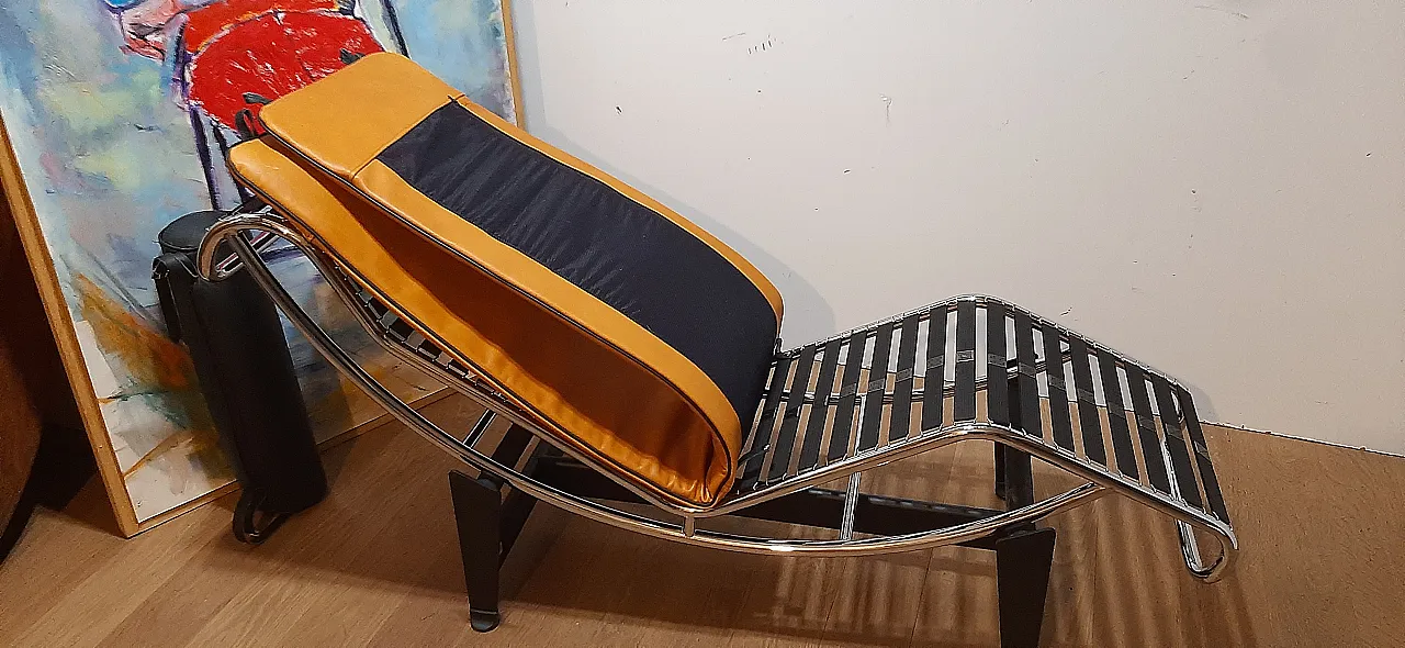 ALIVAR Chaise Longue LC4 in Cognac and black leather, 2000s 26