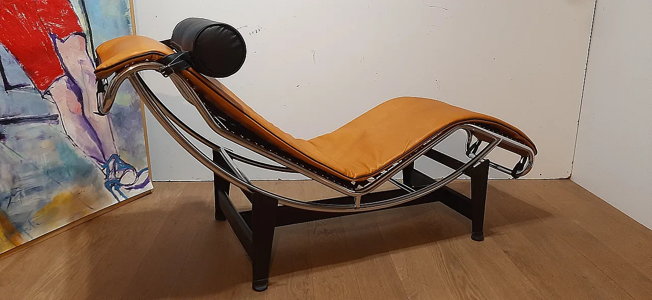 ALIVAR Chaise Longue LC4 in Cognac and black leather, 2000s 32