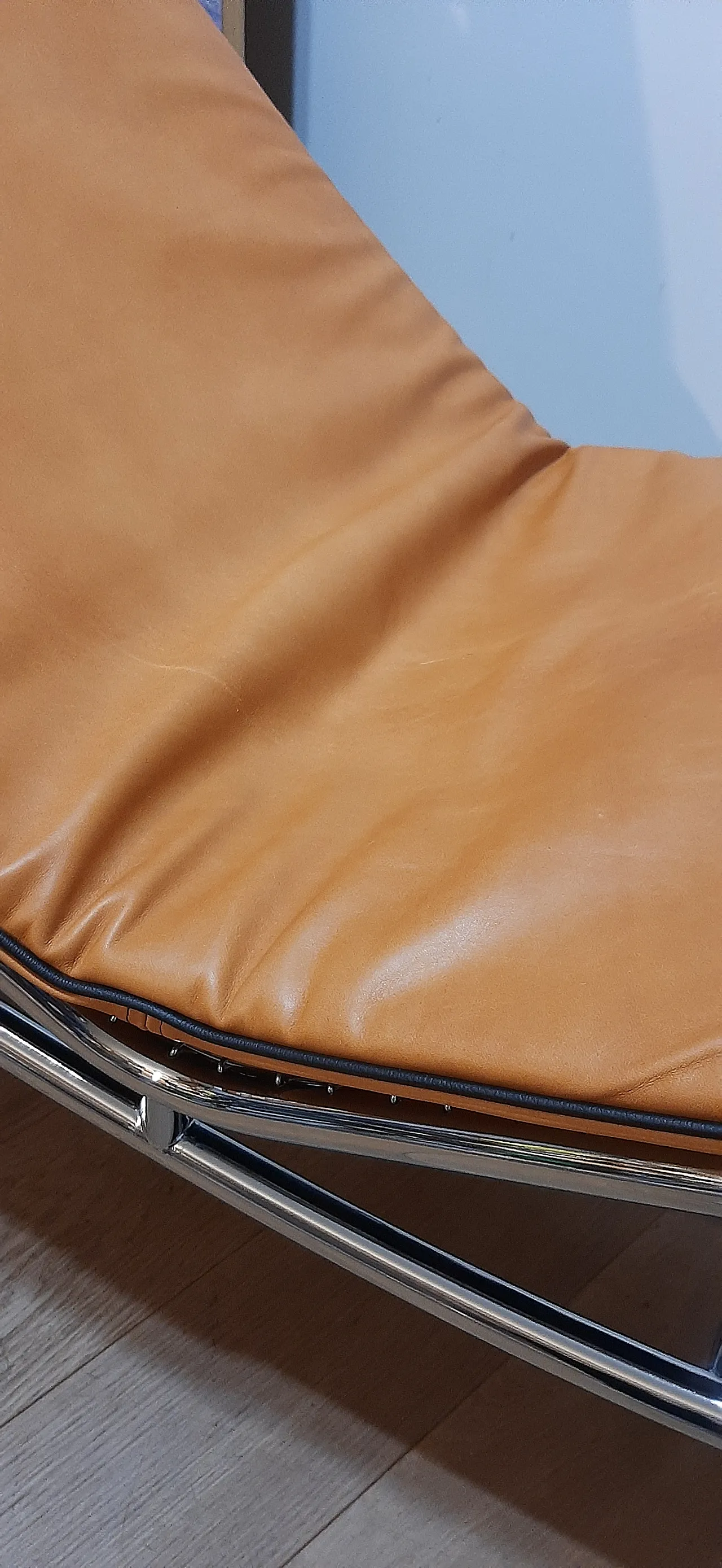 ALIVAR Chaise Longue LC4 in Cognac and black leather, 2000s 52