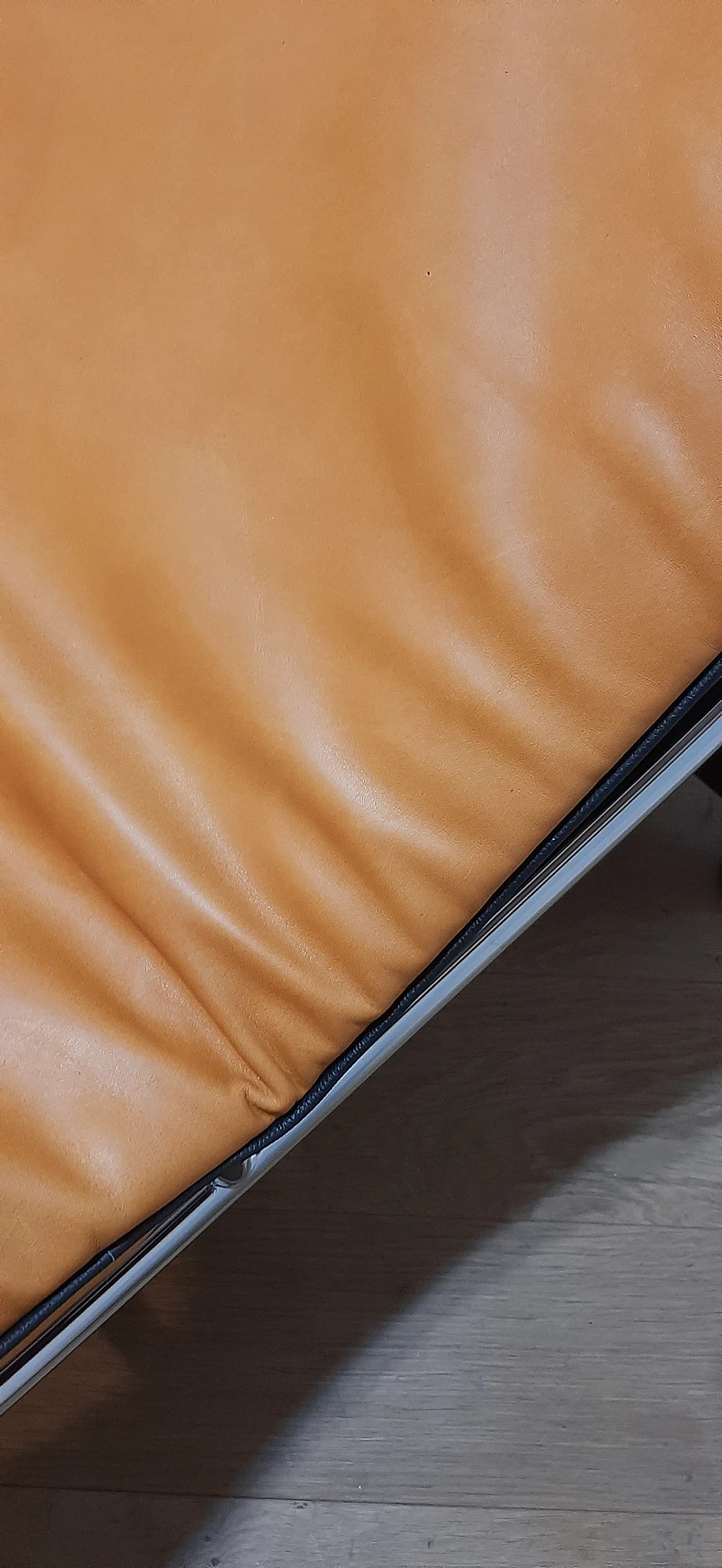 ALIVAR Chaise Longue LC4 in Cognac and black leather, 2000s 77