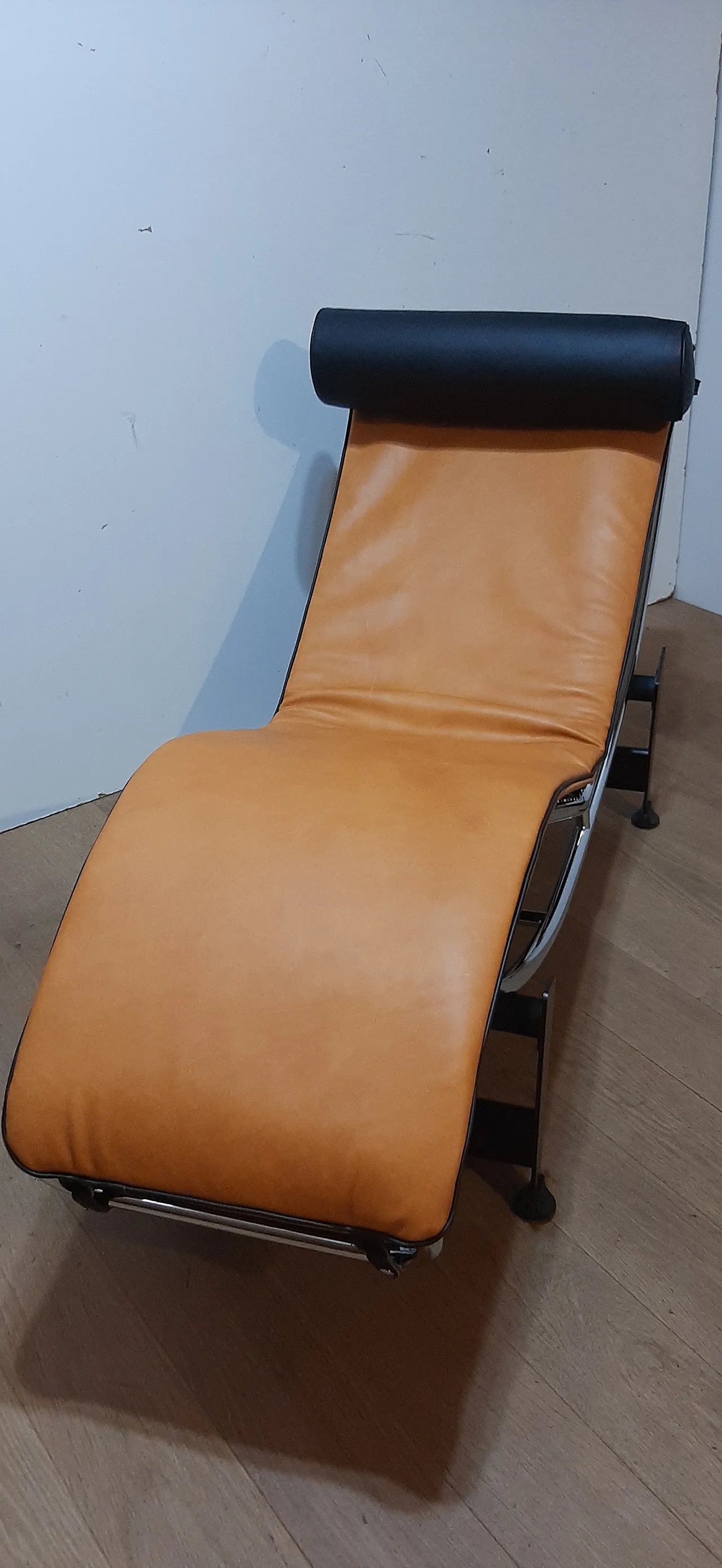 ALIVAR Chaise Longue LC4 in Cognac and black leather, 2000s 111