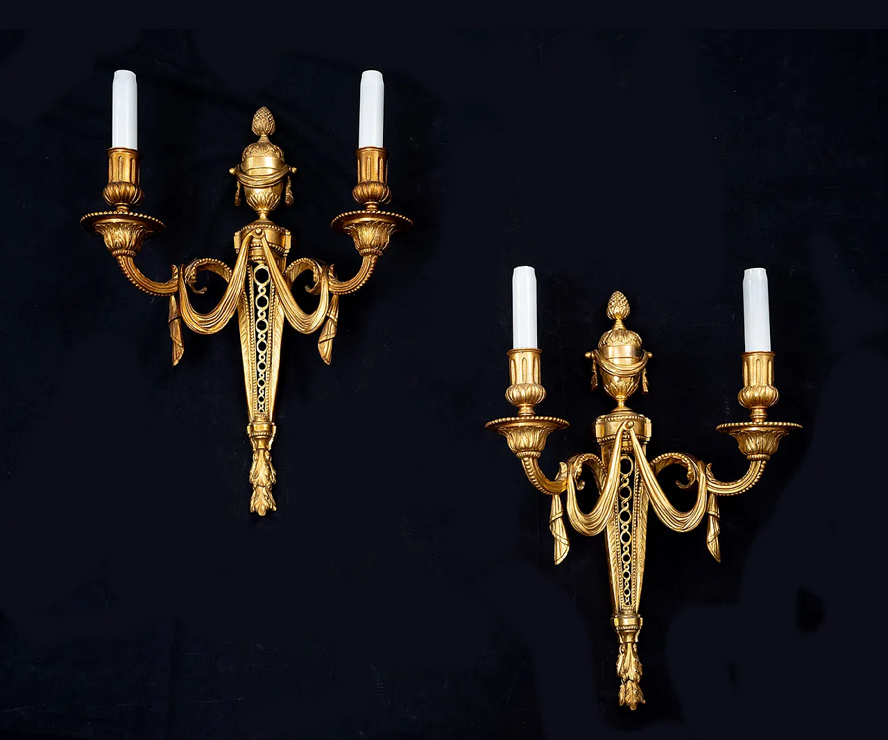 Pair of Napoleon III sconces in chiseled gilded bronze, 19th century 1