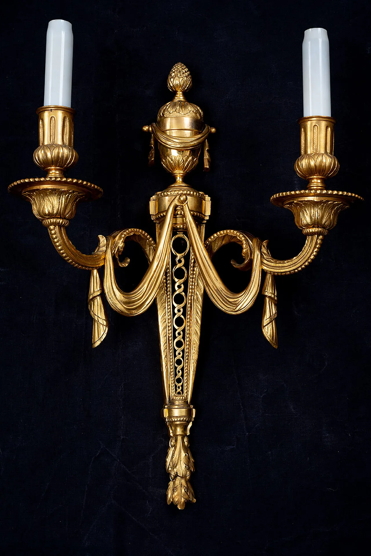 Pair of Napoleon III sconces in chiseled gilded bronze, 19th century 2