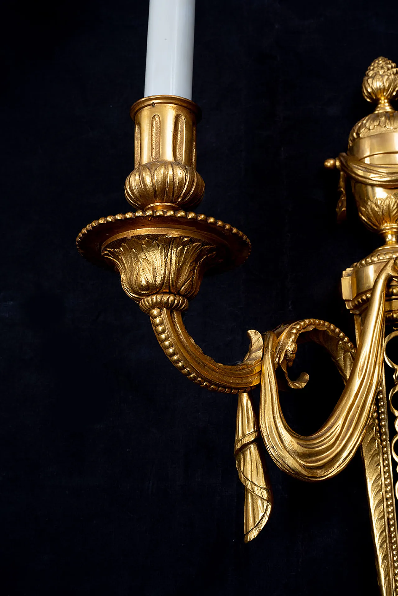 Pair of Napoleon III sconces in chiseled gilded bronze, 19th century 4