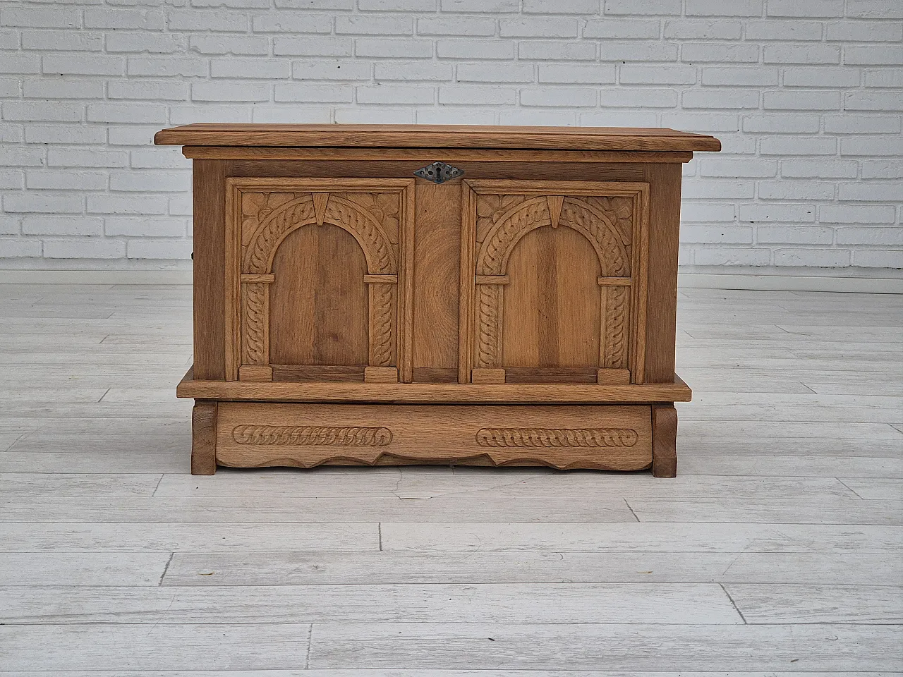 Scatola laterale danese con cassetto, legno massello rovere, anni '70 12