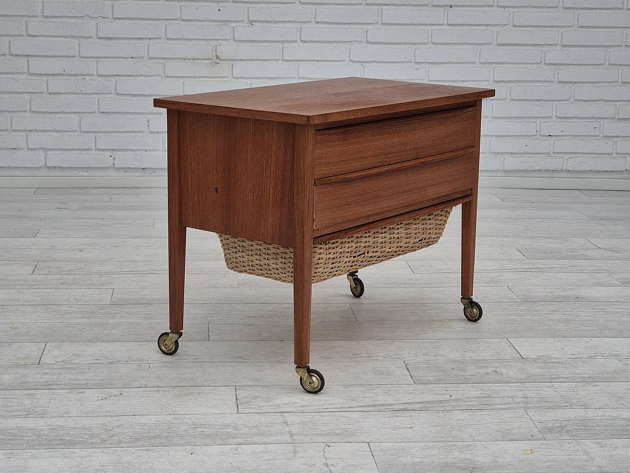 Cassettiera laterale danese in teak, rattan, ruote in ottone, anni '70 1