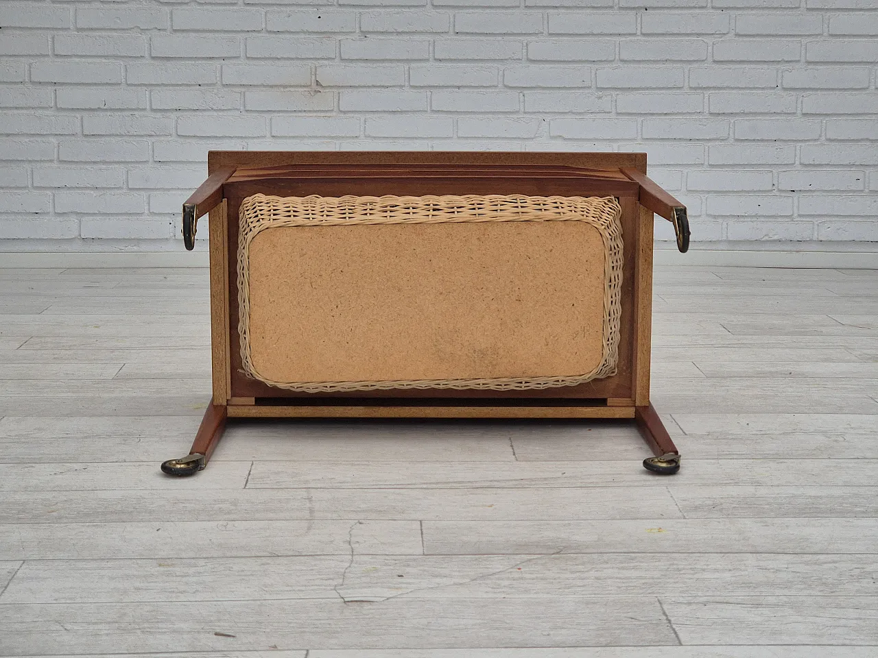 Cassettiera laterale danese in teak, rattan, ruote in ottone, anni '70 6