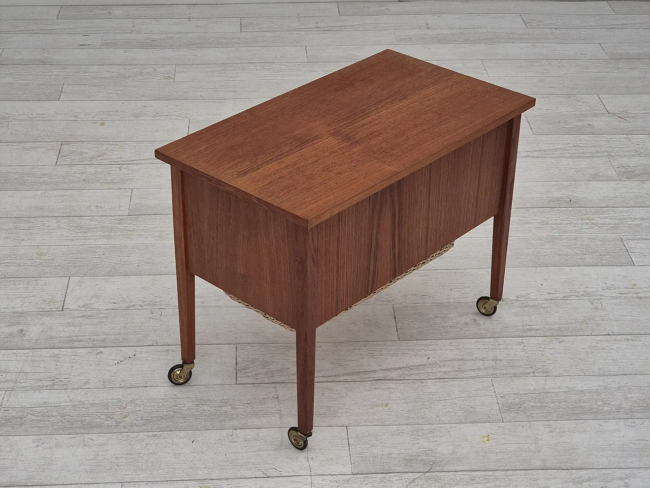 Cassettiera laterale danese in teak, rattan, ruote in ottone, anni '70 13