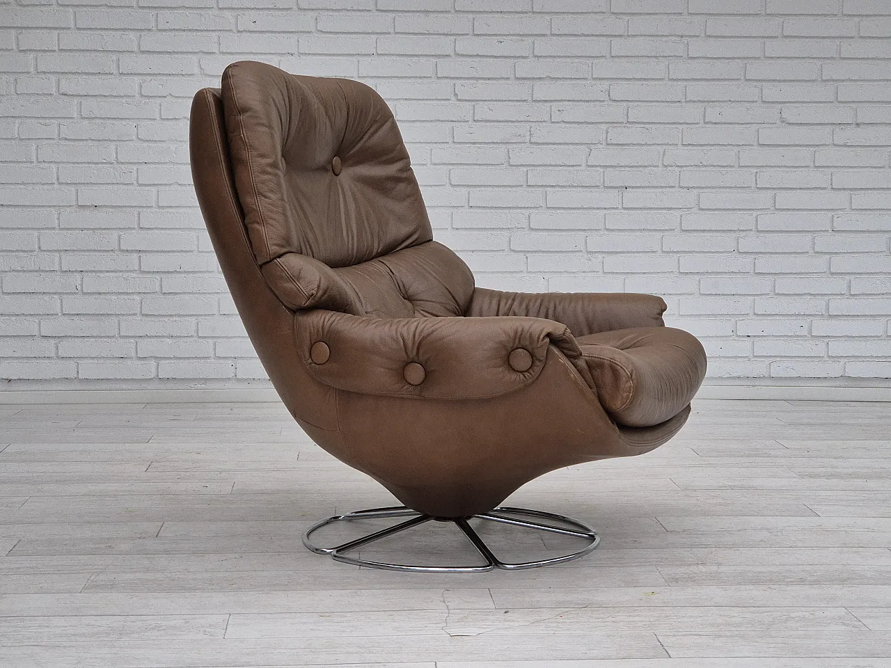 Sedia girevole scandinava in pelle marrone, anni '70 1