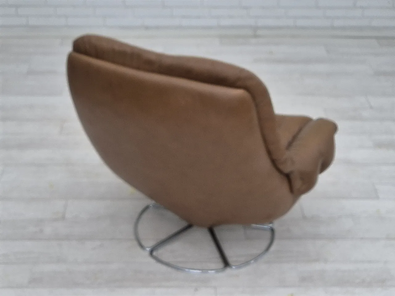 Sedia girevole scandinava in pelle marrone, anni '70 10