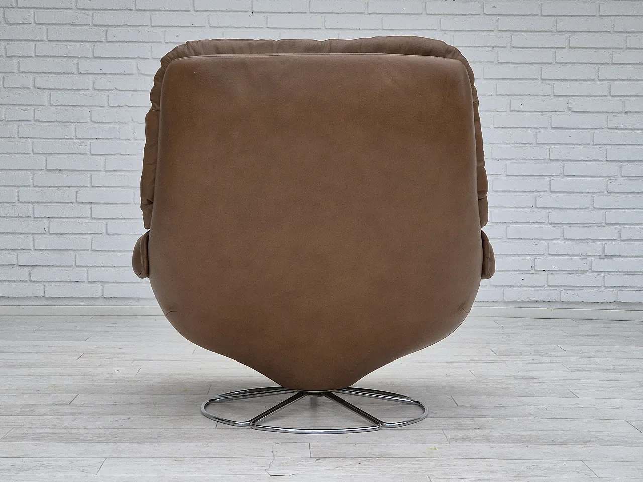 Sedia girevole scandinava in pelle marrone, anni '70 13