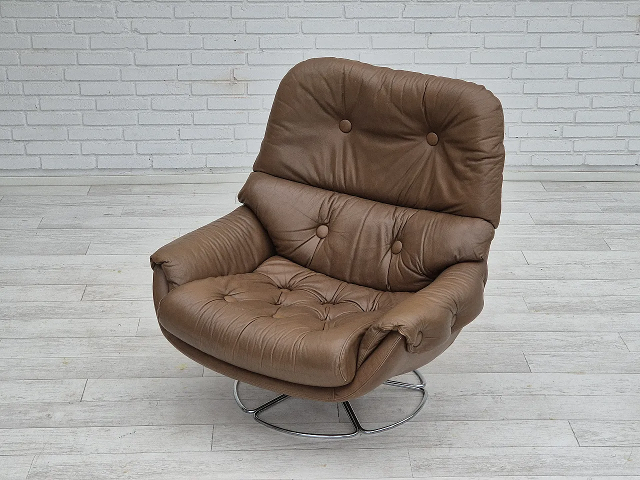 Sedia girevole scandinava in pelle marrone, anni '70 15