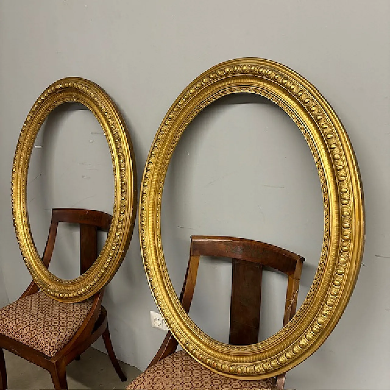 Pair of gold-leaf gilded oval beveled frames, 19th century 1