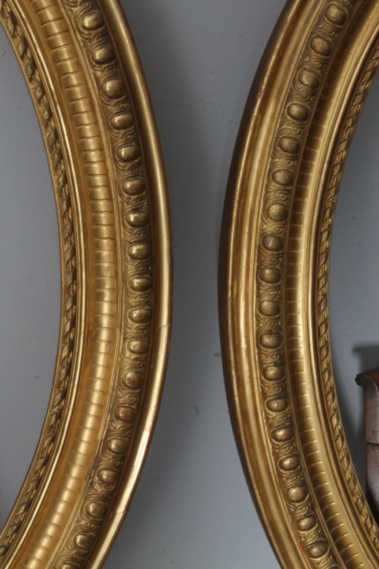 Pair of gold-leaf gilded oval beveled frames, 19th century 4