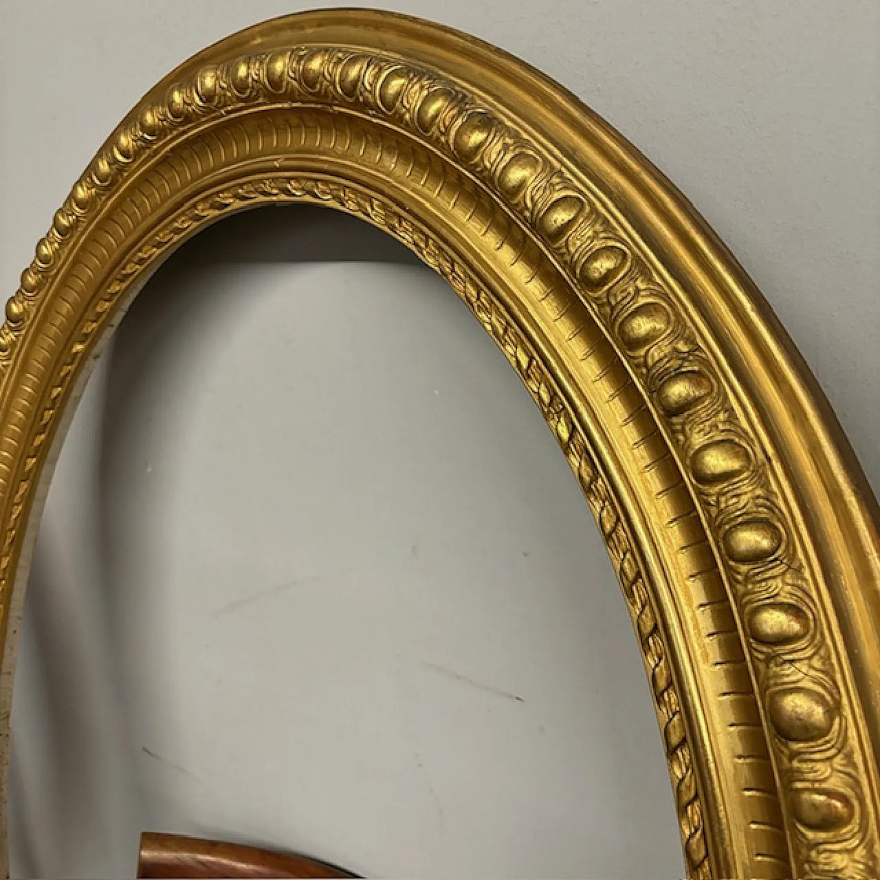 Pair of gold-leaf gilded oval beveled frames, 19th century 6