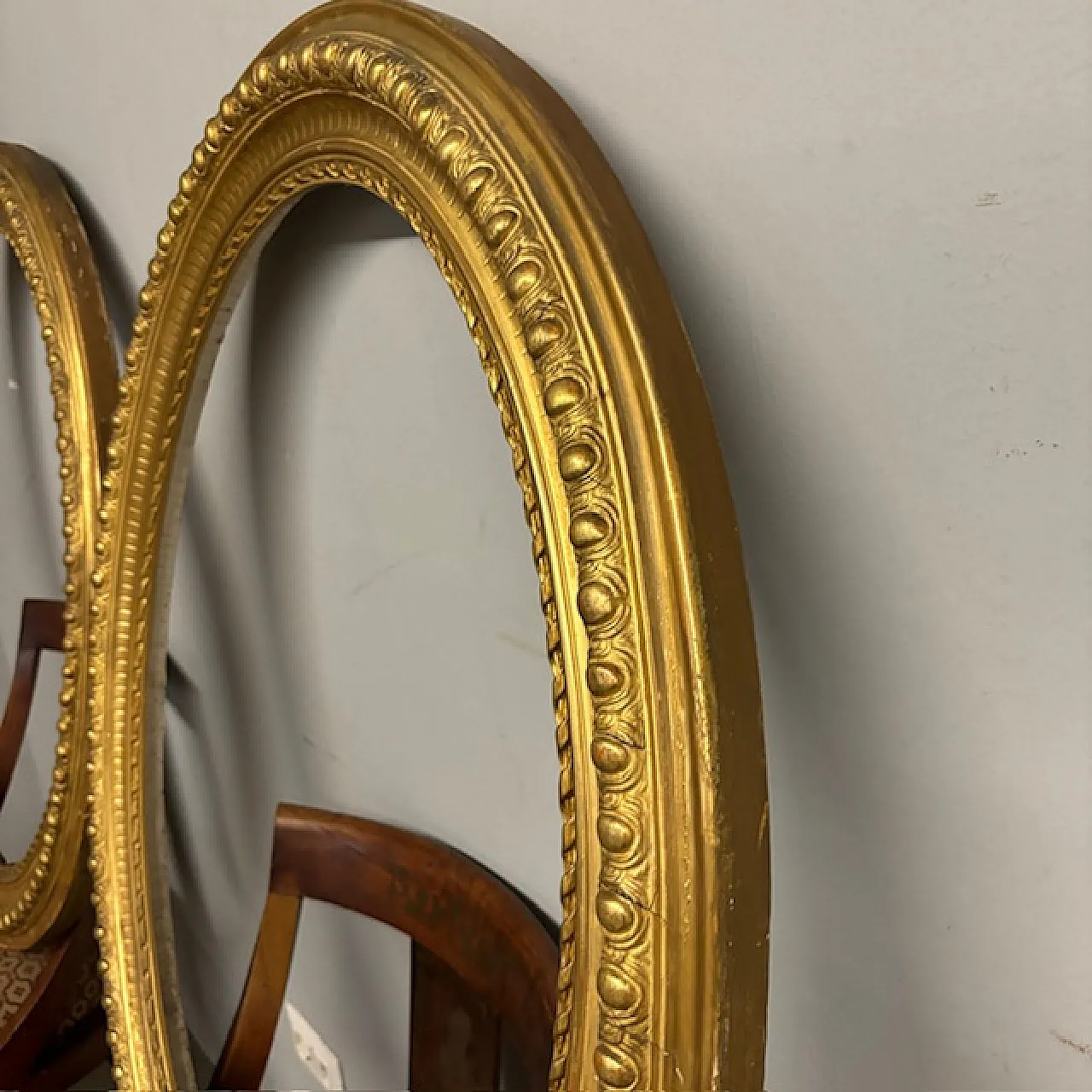 Pair of gold-leaf gilded oval beveled frames, 19th century 7