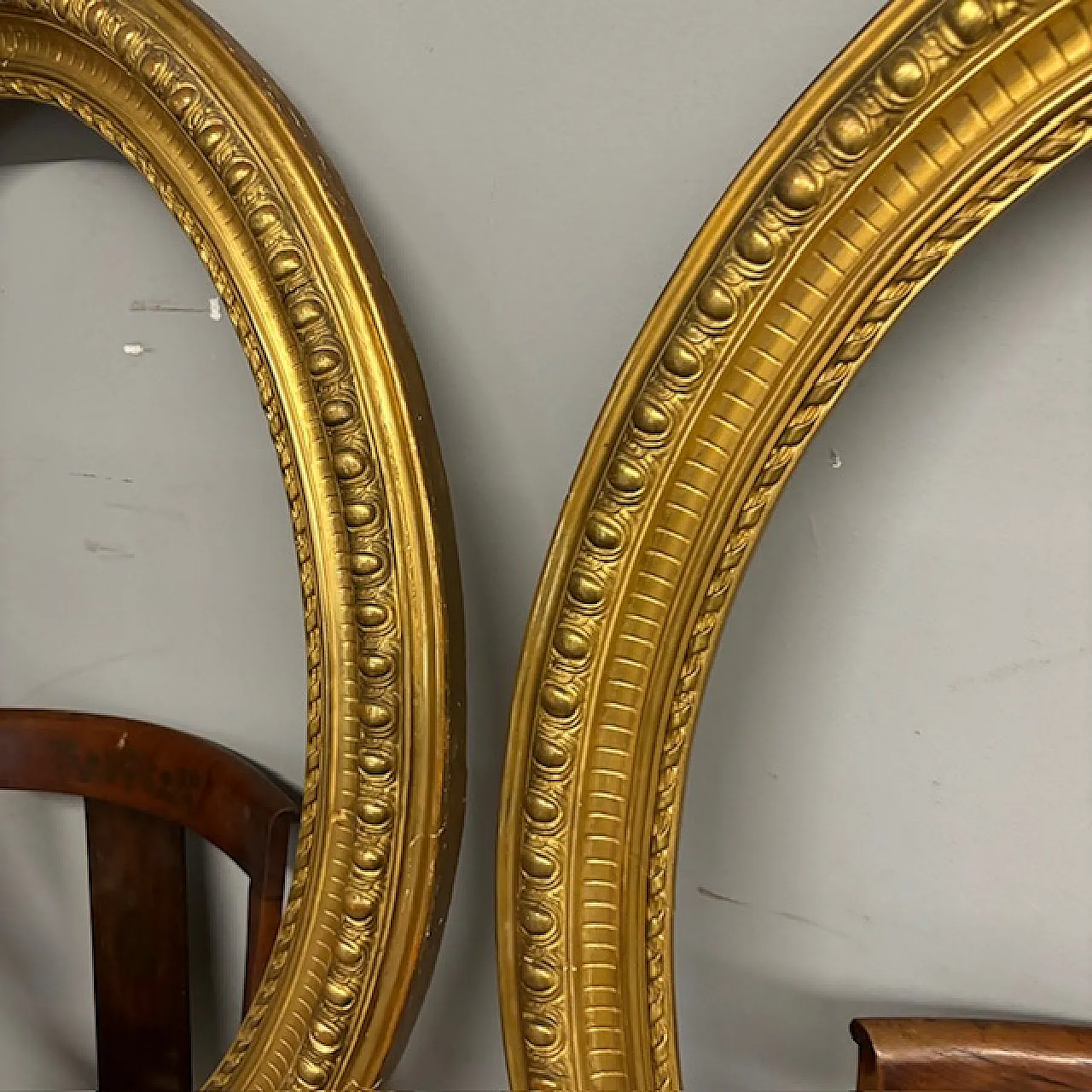 Pair of gold-leaf gilded oval beveled frames, 19th century 8