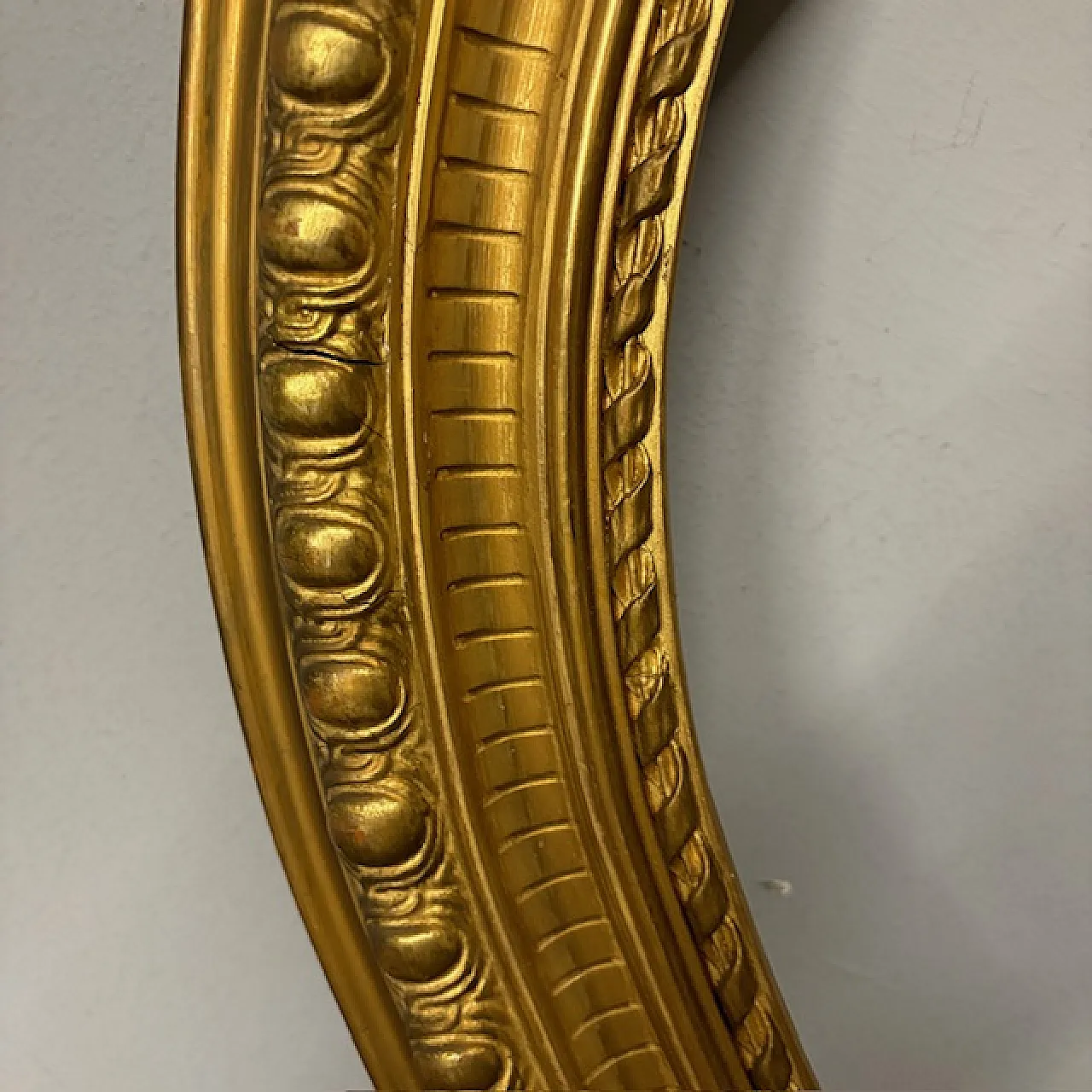 Pair of gold-leaf gilded oval beveled frames, 19th century 9