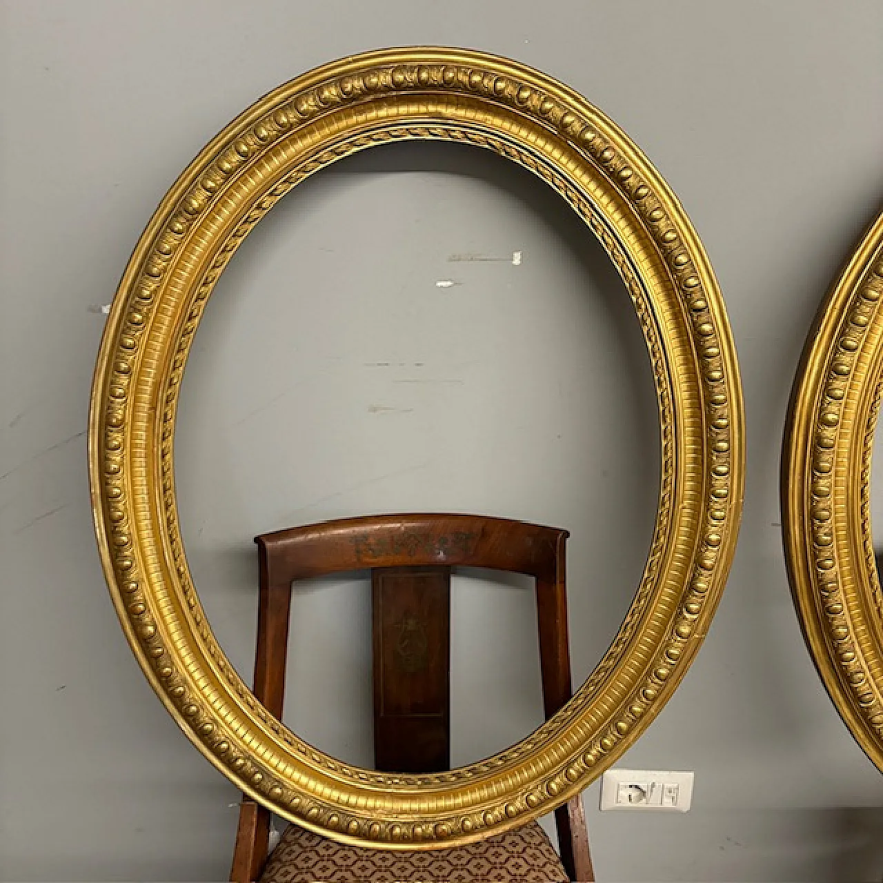 Pair of gold-leaf gilded oval beveled frames, 19th century 10