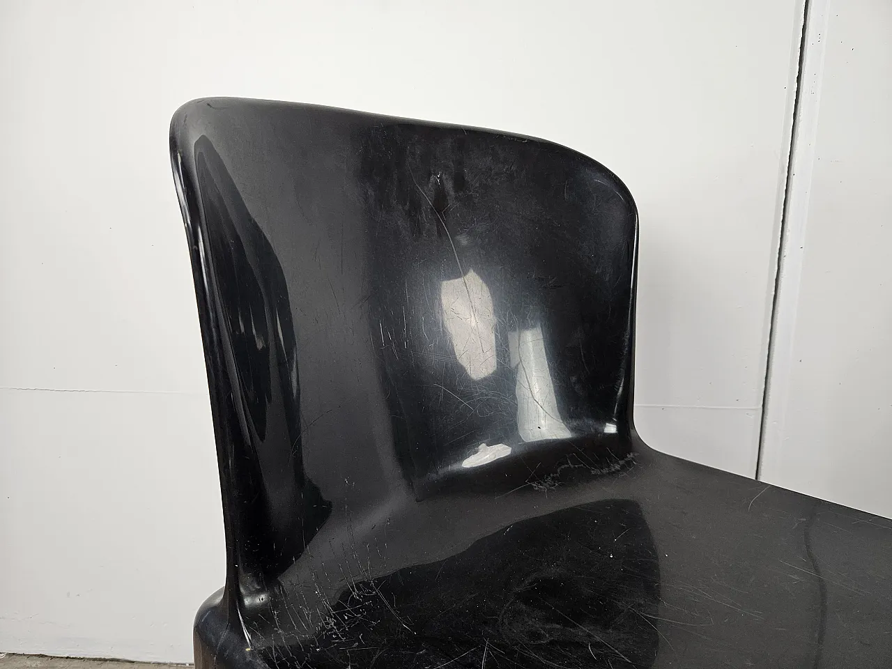 4 modern chairs in black plastic, 1970 4