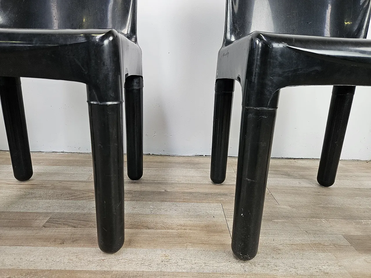 4 modern chairs in black plastic, 1970 5