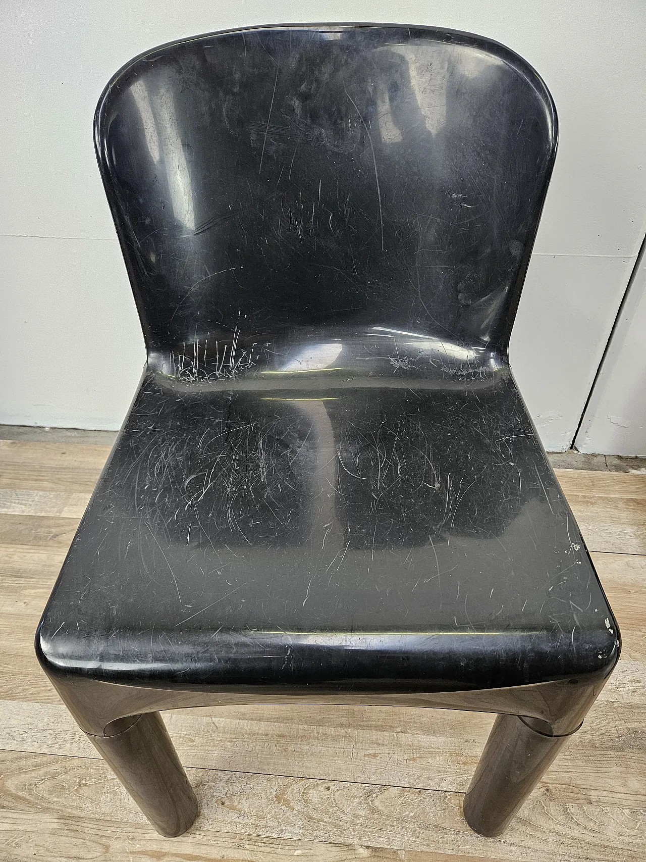 4 modern chairs in black plastic, 1970 7