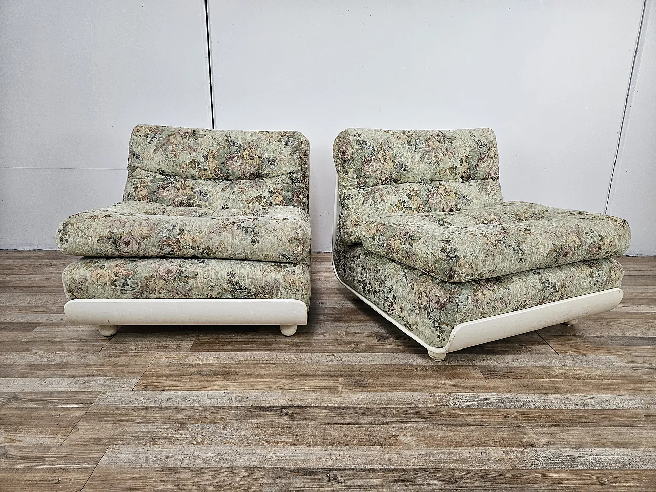 Bedroom armchairs in white lacquered wood and fabric, 70s 1